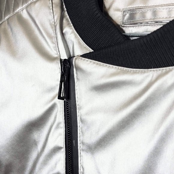 Calvin Klein Men's Silver Puffer Vest Size Large. - Picture 3 of 13